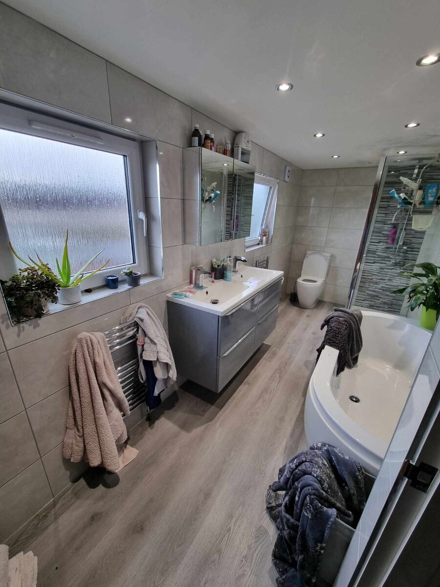 Bathroom before cleaning