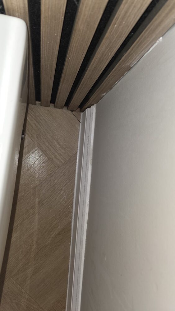 Edge and skirting after cleaning